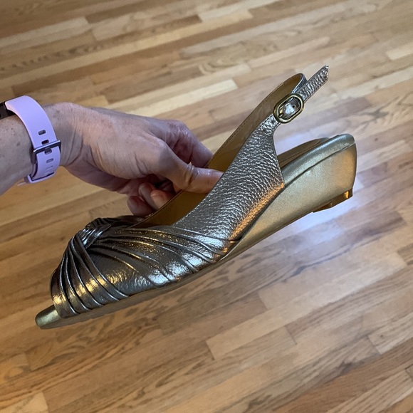 Michelle D Gold metallic sandals low heel - Picture 4 of 7